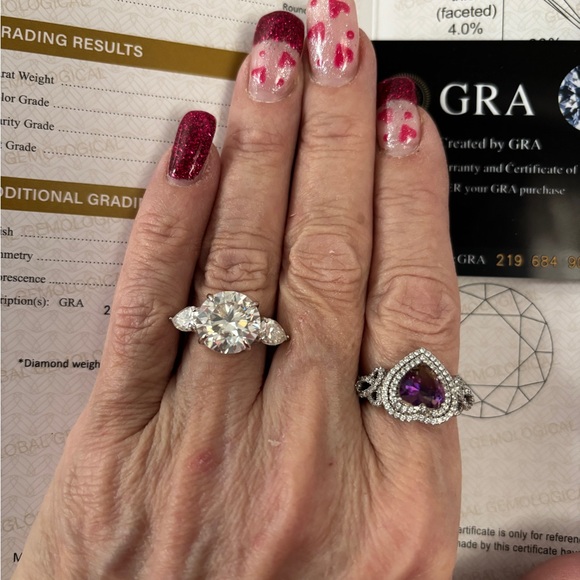 6 carat Moissanite VVS1 D color. This is a gorgeous WOW ring. .925 sterling